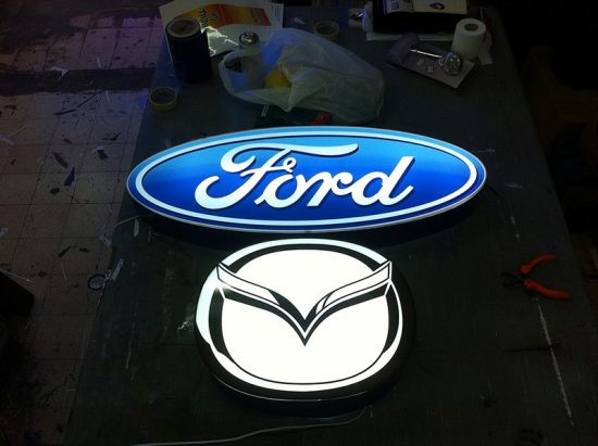 שלטים מותגים